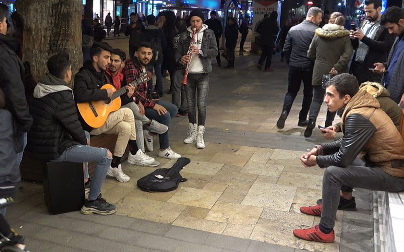 Soğuk havayı müzik ve şarkılarla ısıtıyorlar