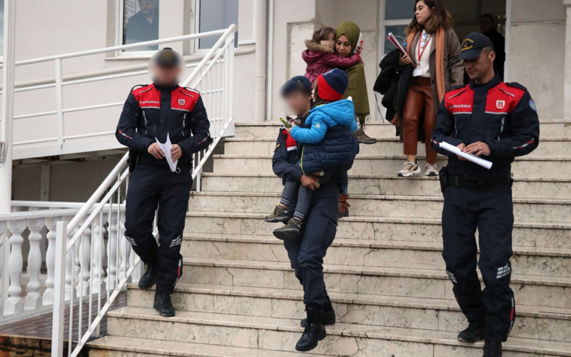 Çocuklarını eşinden kaçırdığı öne sürülen baba ile iki kişi serbest bırakıldı
