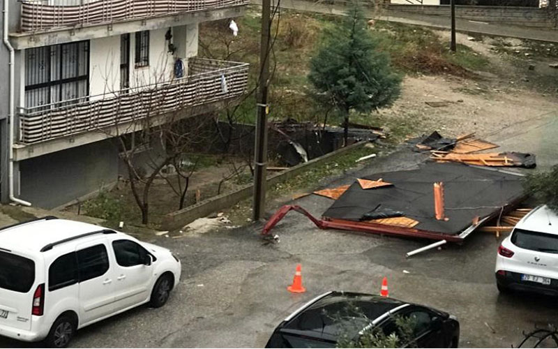 Şiddetli esen rüzgar reklam panolarını devirdi, çatıları uçurdu