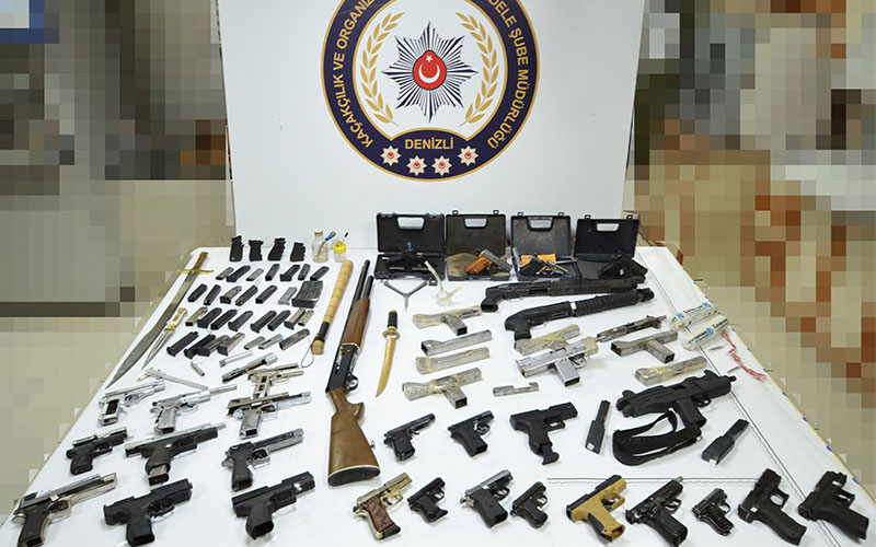Polisin operasyonunda çok sayıda tabanca ele geçirildi