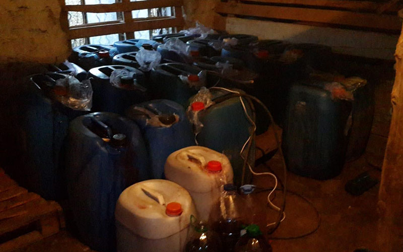Jandarma baskın yaptığı evde 1,5 ton kaçak şarap ele geçirdi
