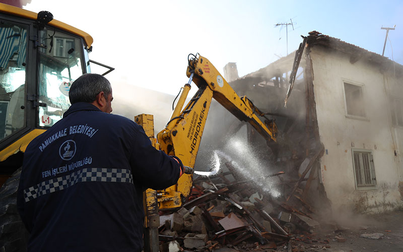 Pamukkale’de metruk bina yıkımı devam ediyor