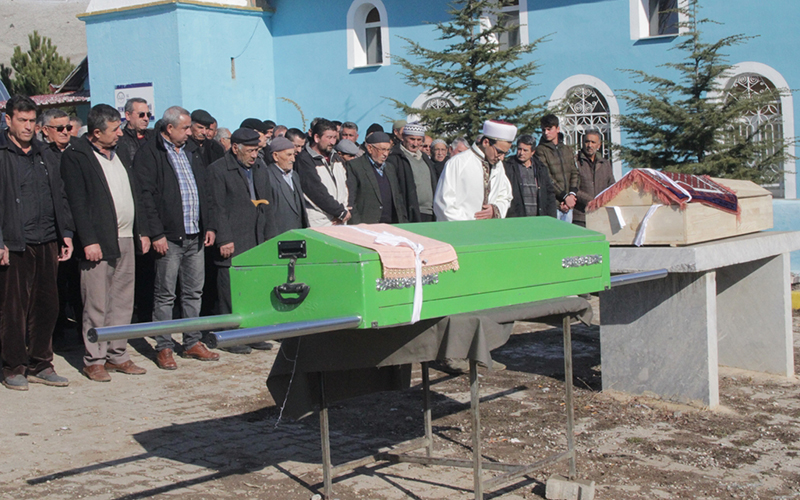 Alacak meselesi nedeniyle öldürülen iki kardeş toprağa verildi