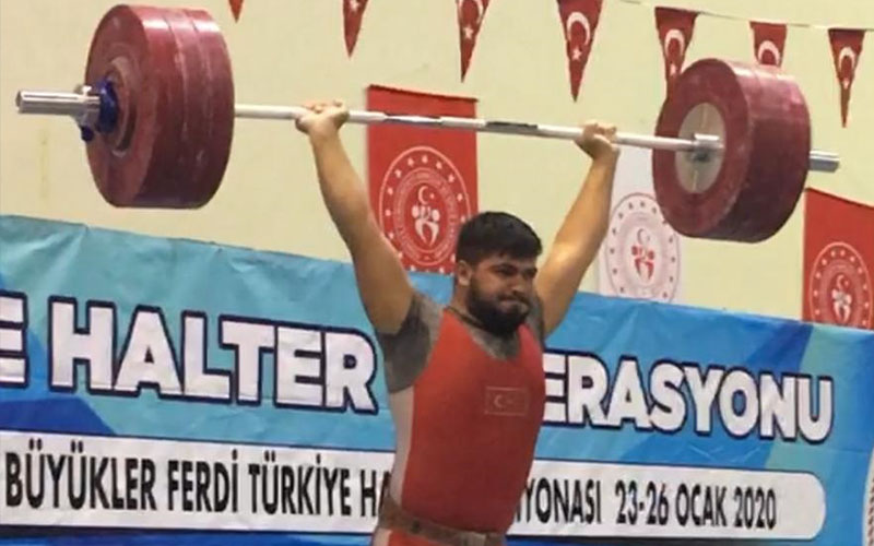 Genç halterci Mehmet Avcıl’a rekor dayanmıyor