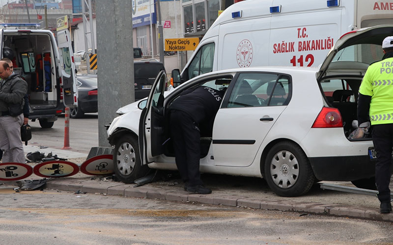 Otomobil yön levhasına çarptı, karı koca içinde sıkıştı