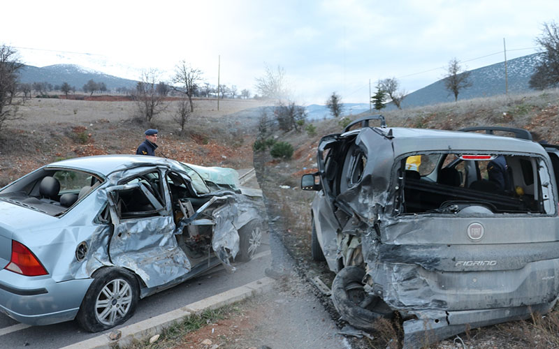Otomobille hafif ticari araç çarpıştı: 1 ölü, 3 yaralı