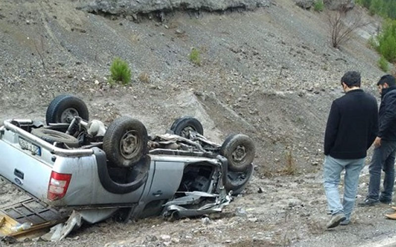 Hafif ticari araç takla atarak ters geldi: 2 yaralı