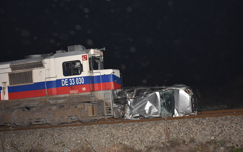 Demir yoluna devrilen araca Denizli treni çarptı: 1 ölü