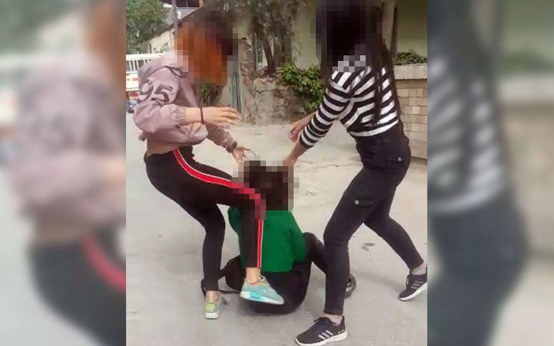3 kız 1 kızı feci şekilde dövdü