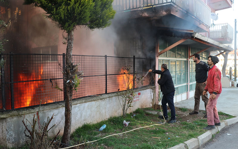 Denizli’de apartmanın bahçesinde çıkan yangın söndürüldü