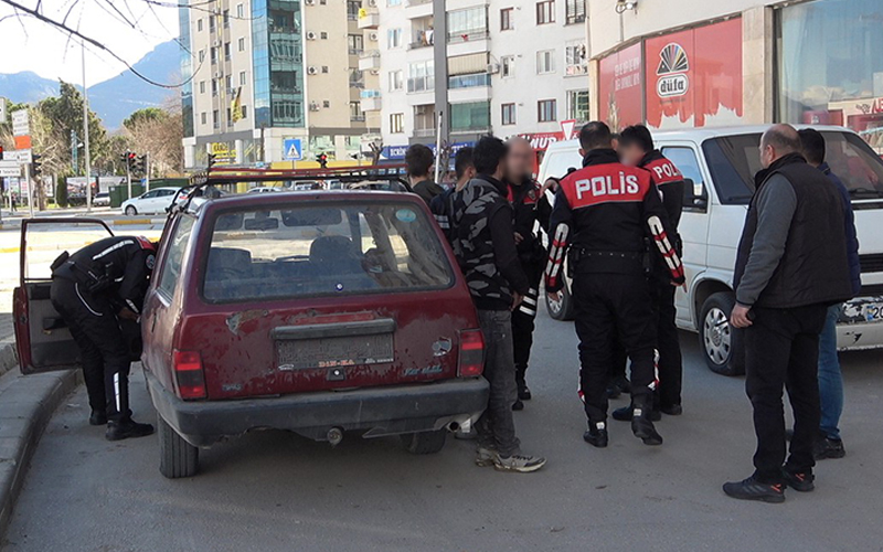 Dur ihtarına uymadılar çıkmaz sokakta yakalandılar