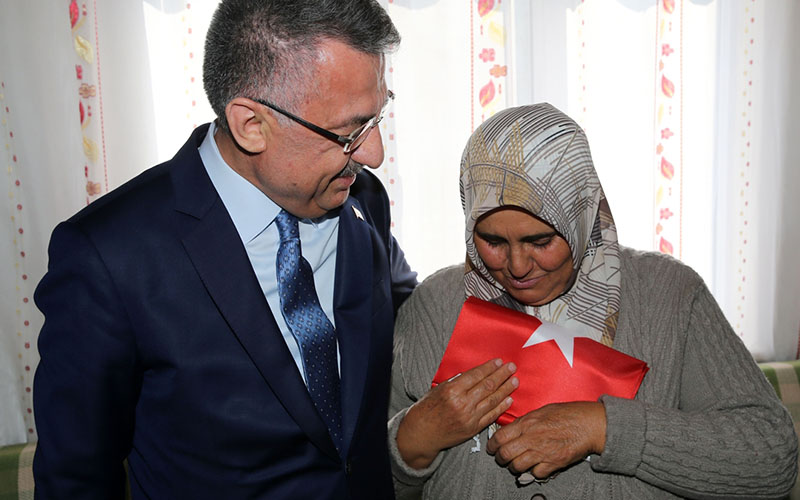Cumhurbaşkanı Yardımcısı Oktay’dan şehit ailesine ziyaret