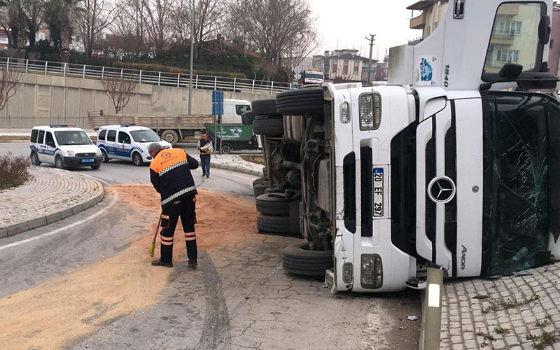 Kömür yüklü tır devrildi