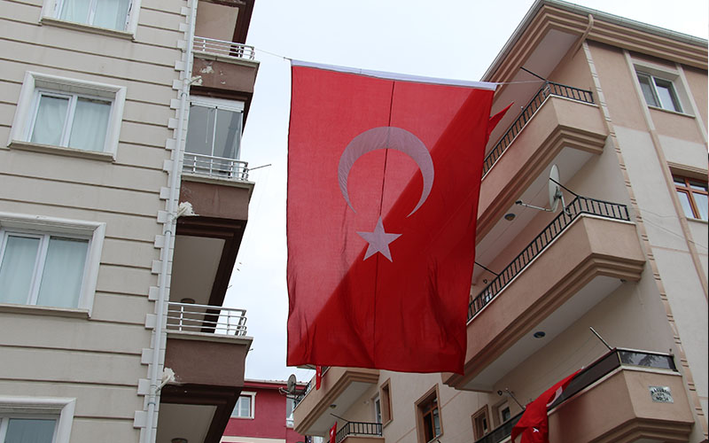 Şehidin annesinin oturduğu sokağa dev Türk bayrağı