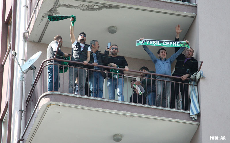 Stat seyirciye kapatıldı, balkonlardan maç izlendi
