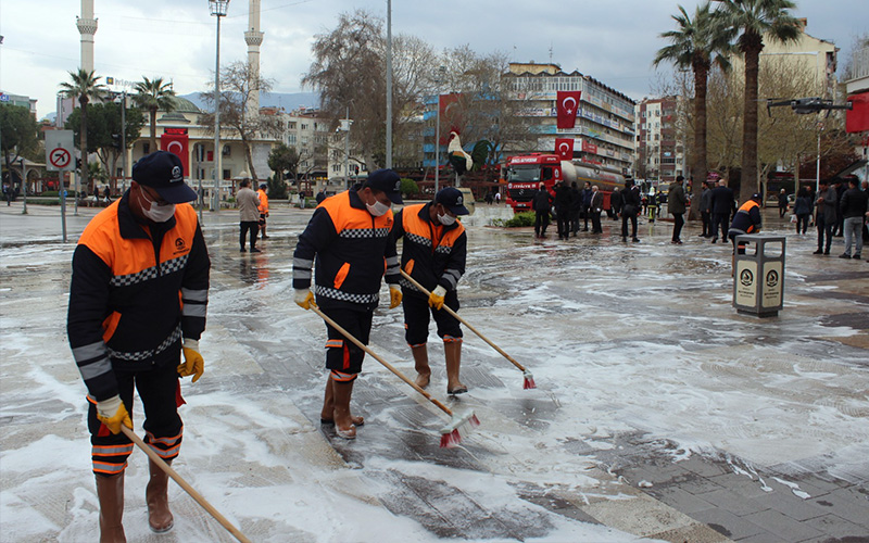 Büyükşehir ekipleri Delikliçınar Meydanı’nı yıkadı