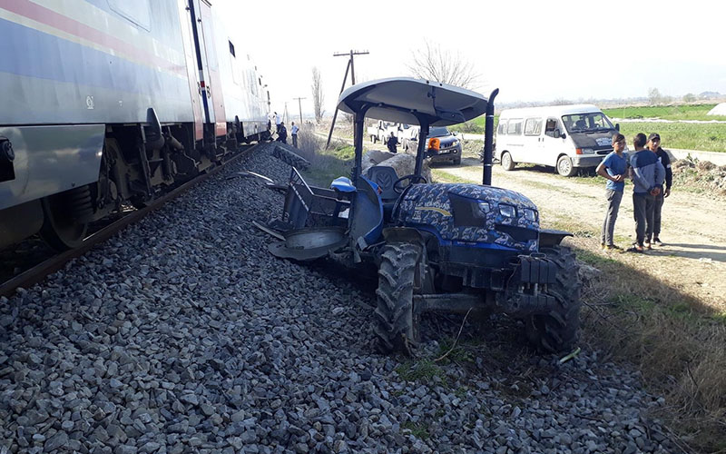 Tren traktöre çarptı, kadın sürücü atlayarak kurtuldu