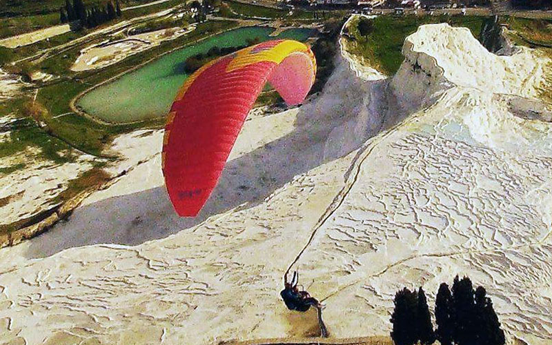 Yamaç paraşütüyle uçuşlarda izin yetkisi Pamukkale Belediyesi’nde