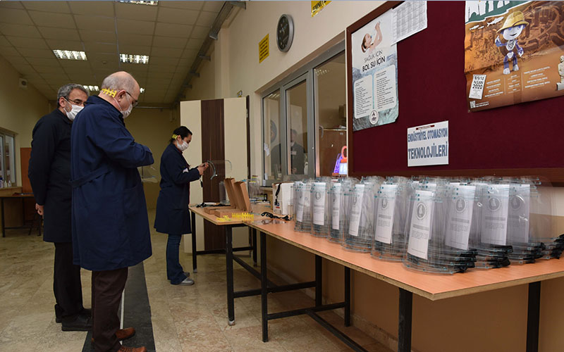 Öğretmenlerden yüz koruyucu siperlik üretimi