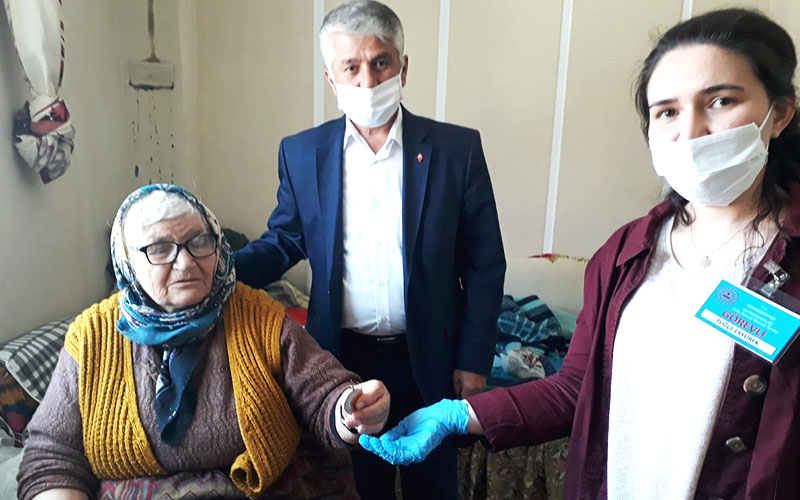 Fatma Nine, zor günler için sakladığı takılarını bağışladı