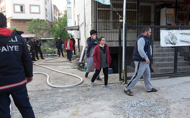 3 katlı binada çıkan yangında 1 kişi öldü