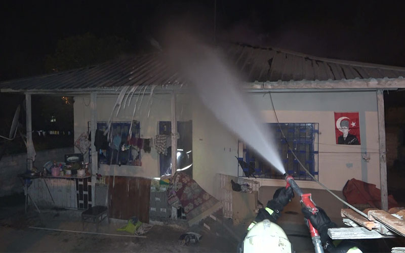 Denizli’de 3 çocuklu ailenin kaldığı evde çıkan yangında faciadan dönüldü