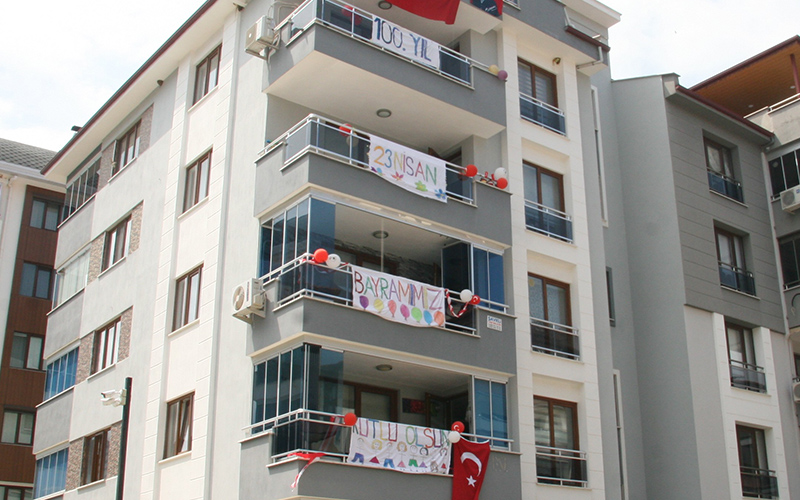 Çocuklar ve aileler evlerinin balkonlarını 23 Nisan pankartları ile süsledi