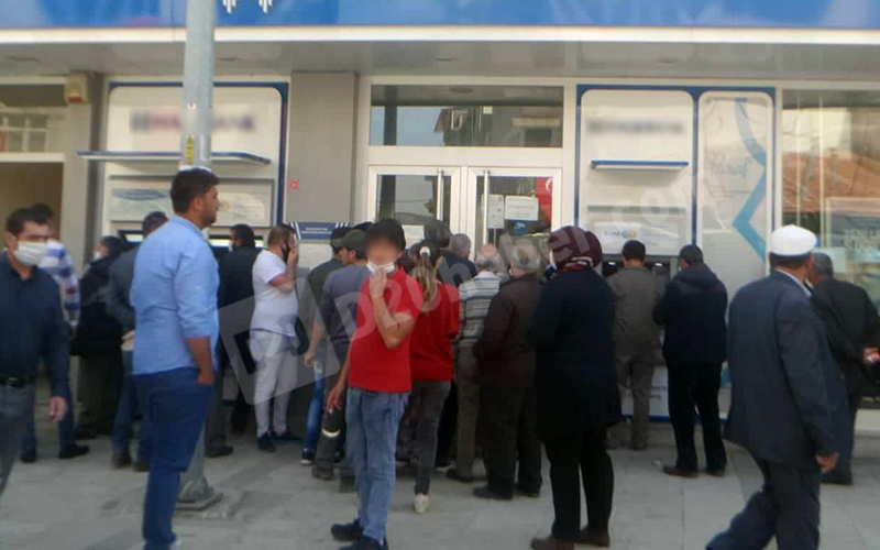 Haftanın ilk günü, sosyal mesafe unutuldu, yine aynı manzara yaşandı