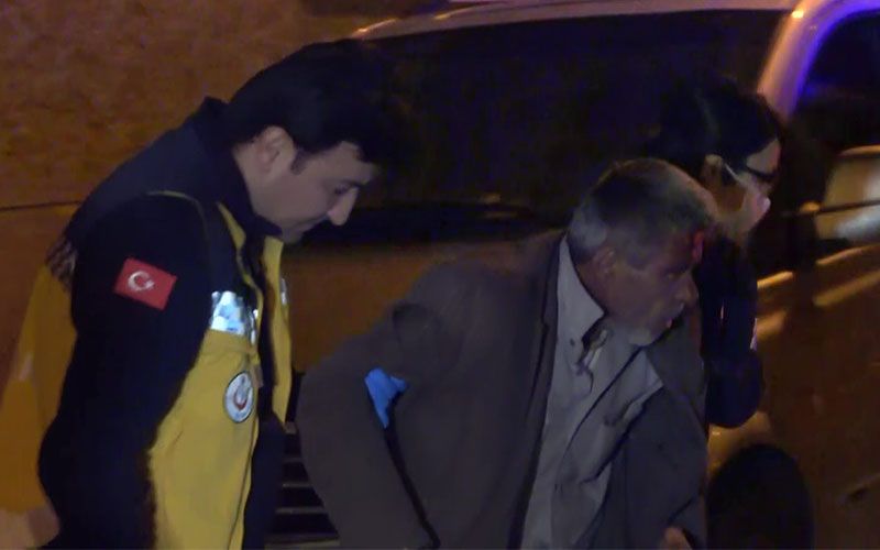 Yere düşüp kanlar içinde kalan adamı polis ekibi buldu