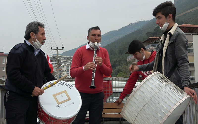 Sokakları dolaşan orkestradan “evde kalanlara” müzik ziyafeti