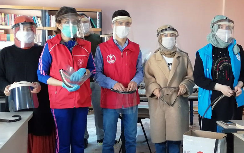 Gençlik Merkezi çalışanları ve gönüllü gençlerden sağlık çalışanlarına siperli maske