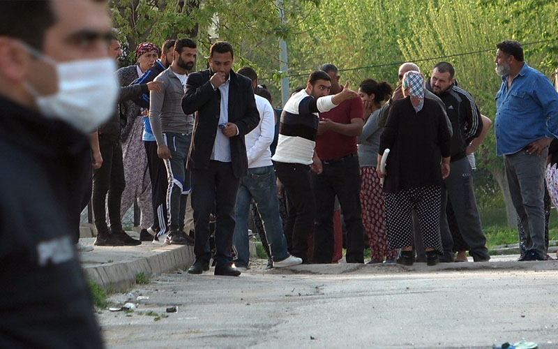 İki aile yine kavga etti,polis sosyal mesafe cezası kesti