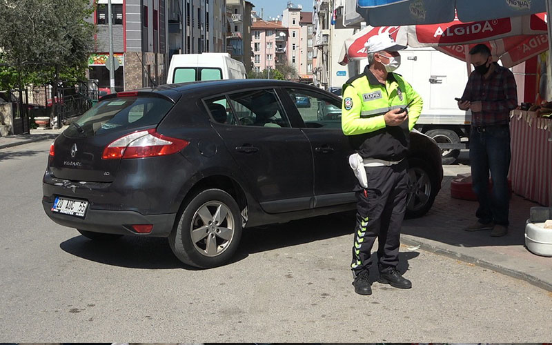 Sürücü el frenini çekmeyi unuttu, otomobil kaldırıma çıktı