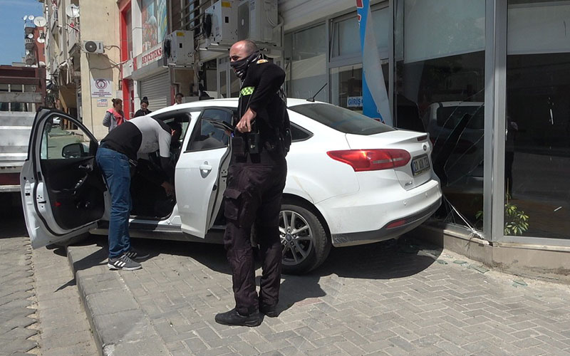Hızlı sürücü az daha iş yerine giriyordu