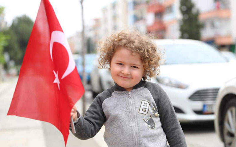 Pamukkale Belediyesi’nden çocuklara Türk Bayrağı ve balon hediyesi