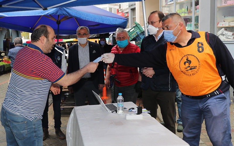 Pamukkale Belediyesi pazaryerlerinde maske dağıttı
