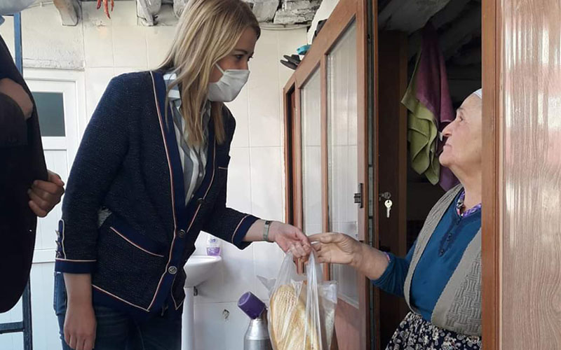 Doğan, ekiplerle kapı kapı dolaştı ekmek dağıttı