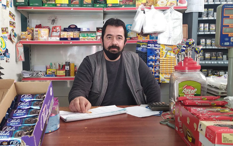 Veresiye defterine baktı, 3 bin lira borcu ödeyip gitti