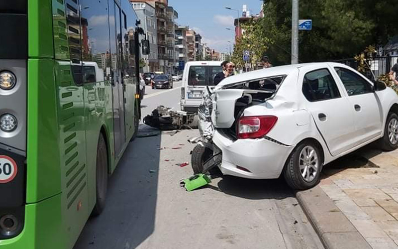 Belediye otobüsü, 2 otomobil ve motosiklete çarptı