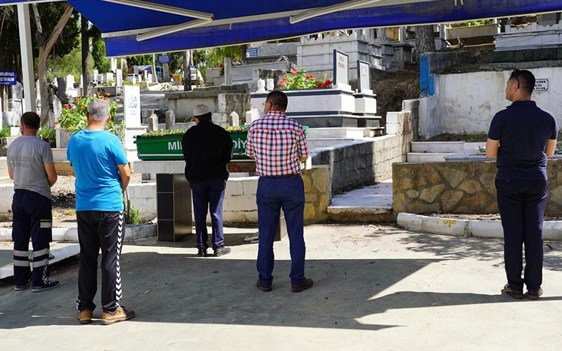 Yakınlarının sahiplenmediği cenazeyi belediye toprağa verdi