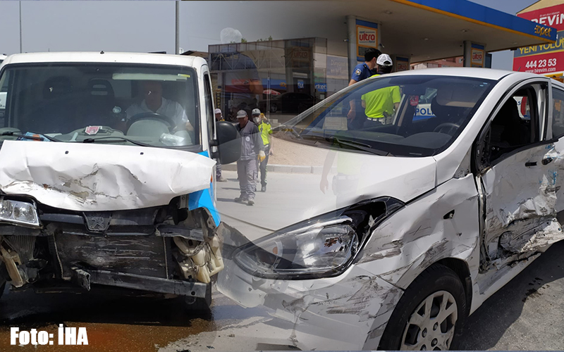 Minibüsle çarpışan otomobildeki 2 kişi yaralandı