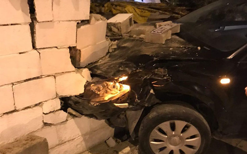 Kaza sonrası kontrolden çıkan otomobil bahçe duvarına çarptı