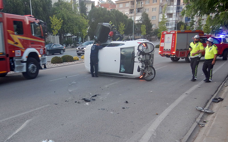 Otomobil direğe çarpıp yan yattı, burnu dahi kanamadı