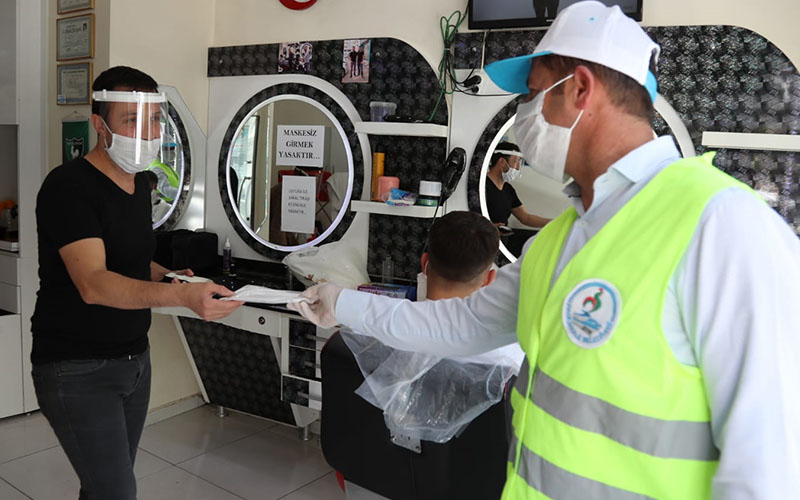Pamukkale Belediyesi’nden berber ve kuaförlere maske yardımı
