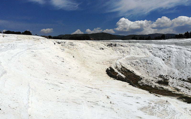 Pamukkale ve Karahayıt’ta turizmcilerin hedefi yerli turist