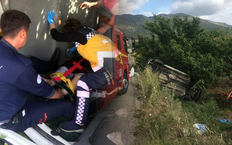 Hafif ticari araç şarampole devrildi: 2 yaralı