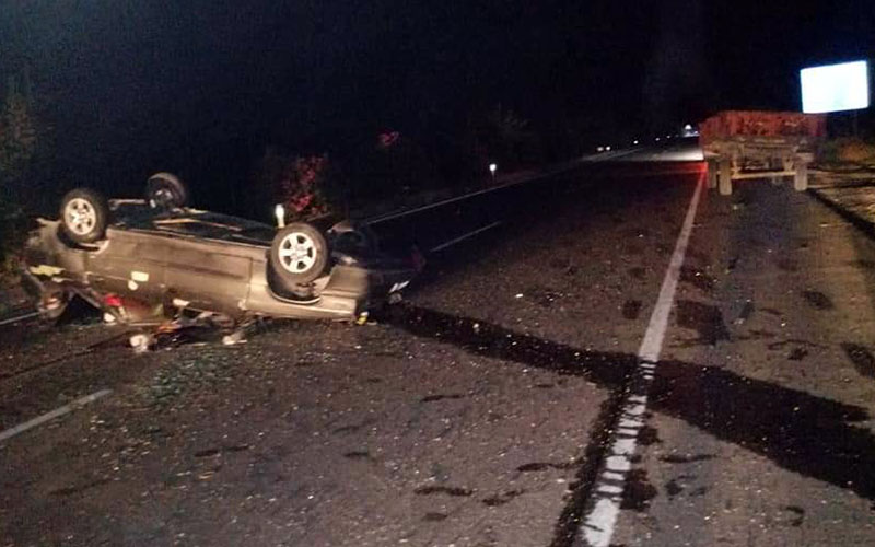 Otomobil, traktörün römorkuna çarpıp takla attı