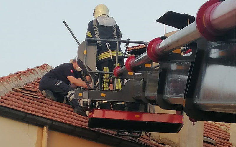 Çatıda fenalaşan ustanın yardımına itfaiye ekibi yetişti
