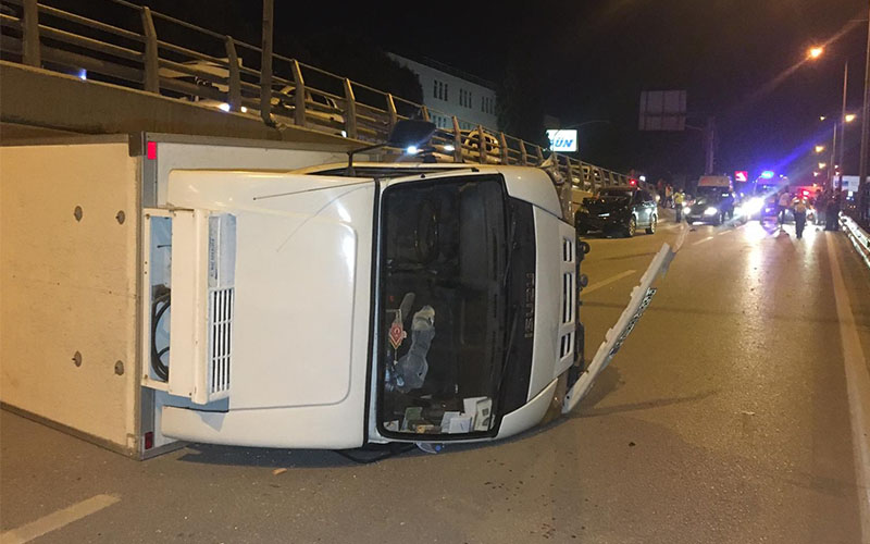 Lüks aracın çarptığı kamyonet devrildi