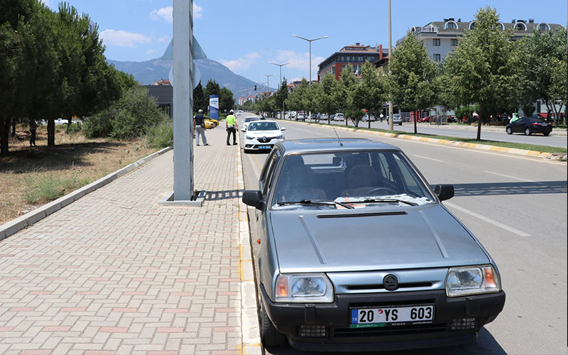 Denizli’de ehliyetsiz sürücü polis aracına çarptı